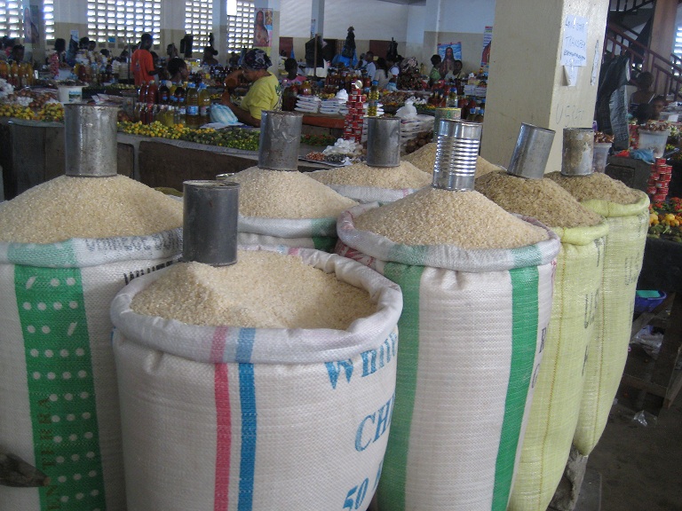 bags-of-rice-being-sold-by-the-cup